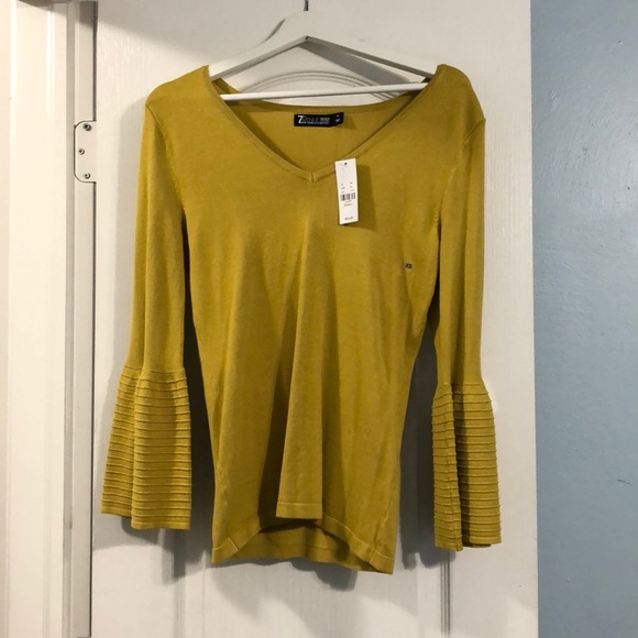 ☀️New York & Company Bell Sleeve Top - Picture 2 of 7